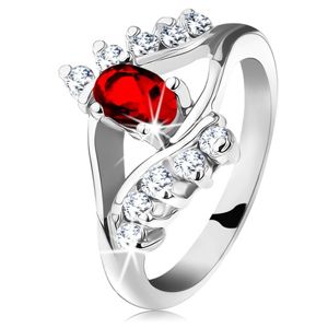 Blýskavý prsten se stříbrným odstínem, červený broušený ovál, čiré zirkonky - Velikost: 49