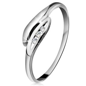 Briliantový prsten v bílém 14K zlatě - mírně zahnuté lístečky, tři čiré diamanty - Velikost: 60