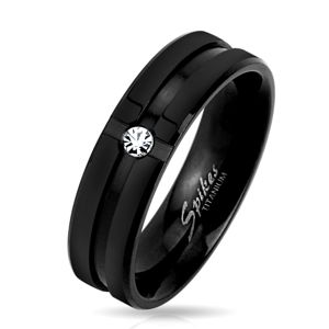 Černý titanový prsten s ozdobnými zářezy a čirým zirkonkem, 6 mm - Velikost: 67