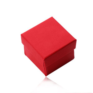 Červená čtvercová krabička na náušnice nebo prsten, matný rýhovaný povrch