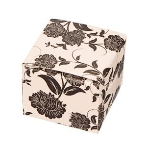 Dárková krabička na náušnice - černé květy na béžovém podkladu