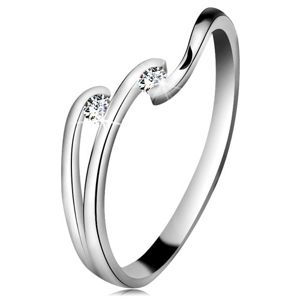 Diamantový prsten z bílého 14K zlata - dva blýskavé čiré brilianty, lesklé linie ramen - Velikost: 60