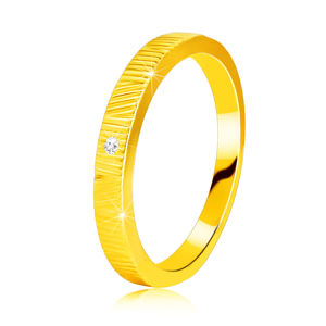 Diamantový prsten ze žlutého 14K zlata - jemné ozdobné zářezy, čirý briliant, 1,3 mm - Velikost: 51