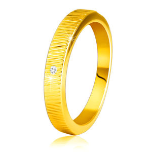 Diamantový prsten ze žlutého 14K zlata - jemné ozdobné zářezy, čirý briliant, 1,5 mm - Velikost: 49