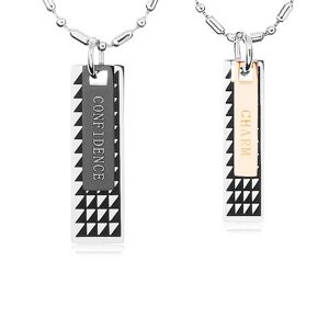 Dva ocelové náhrdelníky, známky s černými trojúhelníky a nápisy