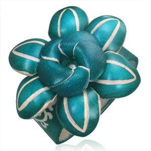Kožený náramek - tmavě zelený 3D květ s ozdobnými zářezy