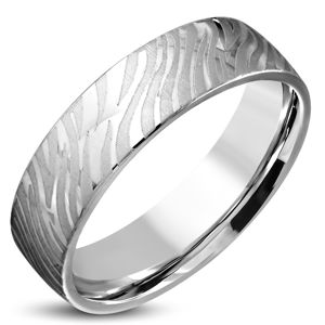 Lesklý ocelový prsten stříbrné barvy - matný motiv zebry, 6 mm - Velikost: 60