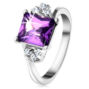 Lesklý prsten se stříbrnou barvou, obdélníkový fialový zirkon, drobné zirkonky  - Velikost: 50