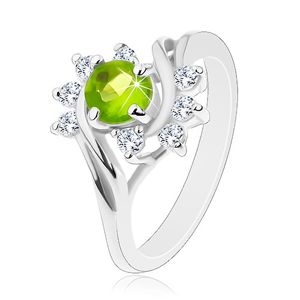 Lesklý prsten se stříbrnou barvou, oblouky z čirých zirkonů, světle zelený zirkon - Velikost: 52
