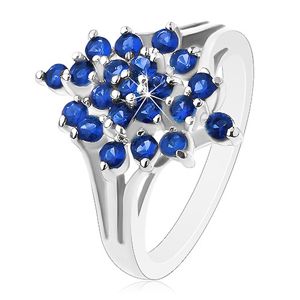 Lesklý prsten - stříbrná barva, rozvětvená ramena, tmavomodré kulaté zirkony - Velikost: 57