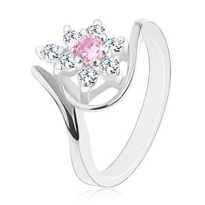 Lesklý prsten ve stříbrném odstínu, zahnutá ramena, růžovo-čirý kvítek - Velikost: 49
