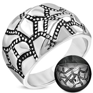 Mohutný ocelový prsten stříbrné barvy, zvlněný povrch, patinované pásy - Velikost: 53