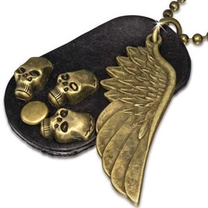 Náhrdelník - hnědá kožená oválná známka, křídlo, lebky, řetízek