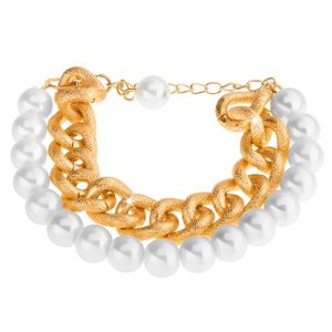 Náramek z korálků perleťově bílé barvy a masivního řetízku ve zlatém odstínu