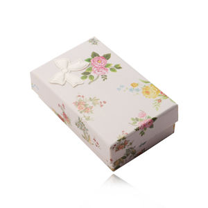 Obdélníková krabička na náušnice a prsten krémově bílé barvy, květovaný motiv, mašle