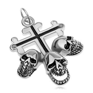 Ocelový přívěsek stříbrné barvy, liliový kříž s černými liniemi, tři lebky