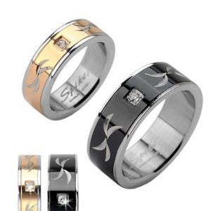 Ocelový prsten - gravírovaný snubní prsten se zirkonem - Velikost: 57