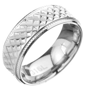 Ocelový prsten - obroučka se šikmým rýhováním a vroubkovaným lemem - Velikost: 65