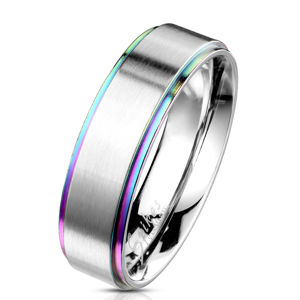 Ocelový prsten s matným pásem stříbrné barvy - okraje v duhovém odstínu, 6 mm - Velikost: 57