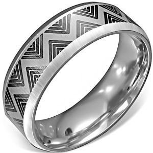 Ocelový prsten - saténový povrch s černým cik-cak vzorem - Velikost: 57