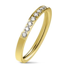 Ocelový prsten zlaté barvy, linie čirých zirkonů, lesklý povrch, 2,5 mm - Velikost: 52