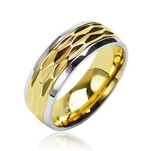 Ocelový prsten - zvlněný motiv zlaté barvy - Velikost: 55