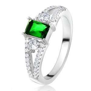 Prsten - obdélníkový zelený kámen, rozvětvená ramena, čiré zirkony, stříbro 925 - Velikost: 57