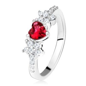 Prsten s červeným srdíčkovitým kamenem a kvítky, čiré zirkonky, stříbro 925 - Velikost: 63