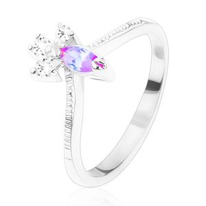 Prsten s vroubkovanými rameny, zrnko ve světle fialové barvě, tři čiré zirkonky - Velikost: 52