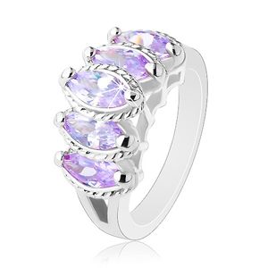 Prsten stříbrné barvy, vystupující broušená zrnka fialové barvy, vroubky - Velikost: 52