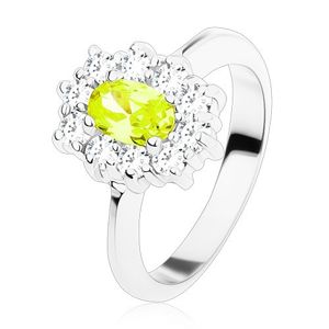 Prsten stříbrné barvy, žlutozelený oválný zirkon lemovaný kulatými čirými zirkonky - Velikost: 49