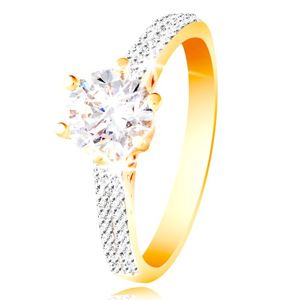 Prsten ve 14K zlatě - třpytivý čirý zirkon v ozdobném kotlíku, zirkonová ramena - Velikost: 60