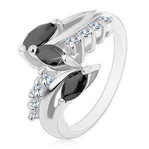 Prsten ve stříbrném odstínu, čiré zirkonové linie, černá broušená zrnka - Velikost: 49