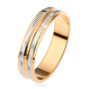 Prsten ve zlaté a stříbrné barvě, rýhované pruhy a zaoblený středový pás - Velikost: 53