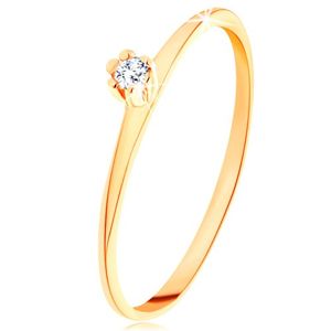 Prsten ve žlutém 14K zlatě - kulatý čirý diamant, tenká zkosená ramena - Velikost: 61