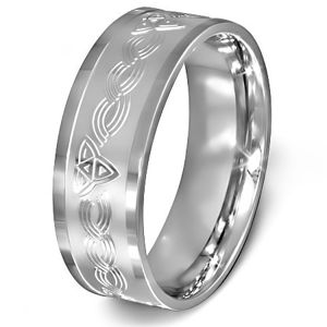 Prsten z chirurgické oceli - keltský uzel na matném stříbrném pozadí - Velikost: 64