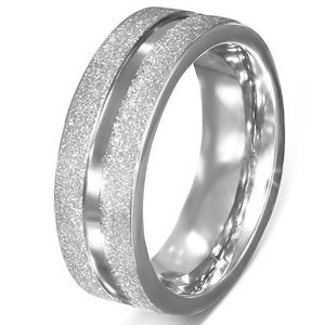 Prsten z chirurgické oceli - pískované okraje, hladká středová linie - Velikost: 57