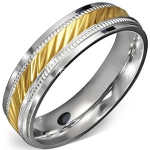 Prsten z chirurgické oceli - zlatý střed se zářezy a ozdobným rámem - Velikost: 54