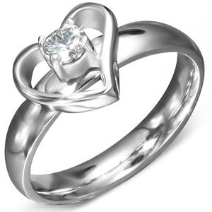 Prsten z oceli - kontura srdce s čirým zirkonem uprostřed - Velikost: 54