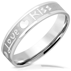 Prsten z oceli - matný pás s lesklými hranami, nápis "Love" a "Kiss", srdíčka, 5 mm - Velikost: 55