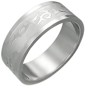 Prsten z oceli s kmenovým ornamentem - Velikost: 62