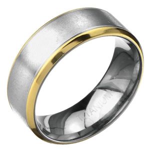 Prsten z titanu - matný stříbrný pás s vroubky a zlatý lem - Velikost: 68