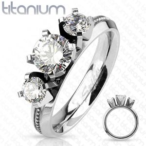 Prsten z titanu, stříbrná barva, tři kulaté čiré zirkony, vysoký lesk - Velikost: 49
