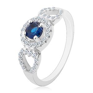 Prsten ze stříbra 925, kulatý modrý zirkon, blýskavé obrysy srdcí po stranách - Velikost: 52