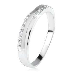 Prsten ze stříbra 925, šikmý pás mezi zirkonovými liniemi - Velikost: 47