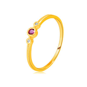 Prsten ze žlutého 14K zlata - červený rubín v objímce, kulaté zirkony, tečky - Velikost: 52