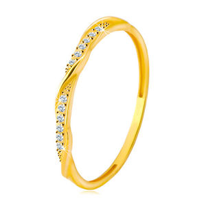 Prsten ze žlutého 14K zlata - čirá zirkonová kontura protkaná lesklou a hladkou linií - Velikost: 50