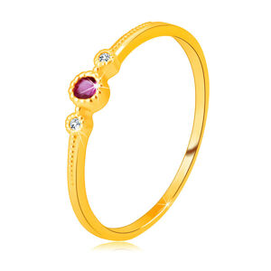 Prsten ze žlutého 9K zlata - rubín v objímce, kulaté zirkony, tečky - Velikost: 49