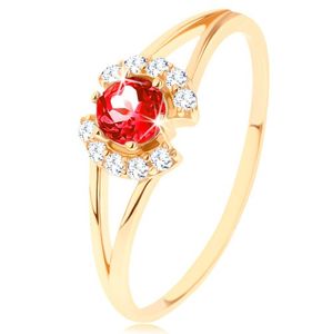 Prsten ze žlutého 9K zlata - kulatý červený granát mezi čirými obloučky - Velikost: 58