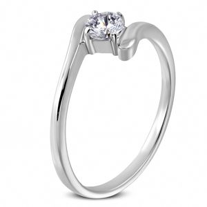 Snubní prsten - kulatý zirkon uchycený mezi konci prstene - Velikost: 58